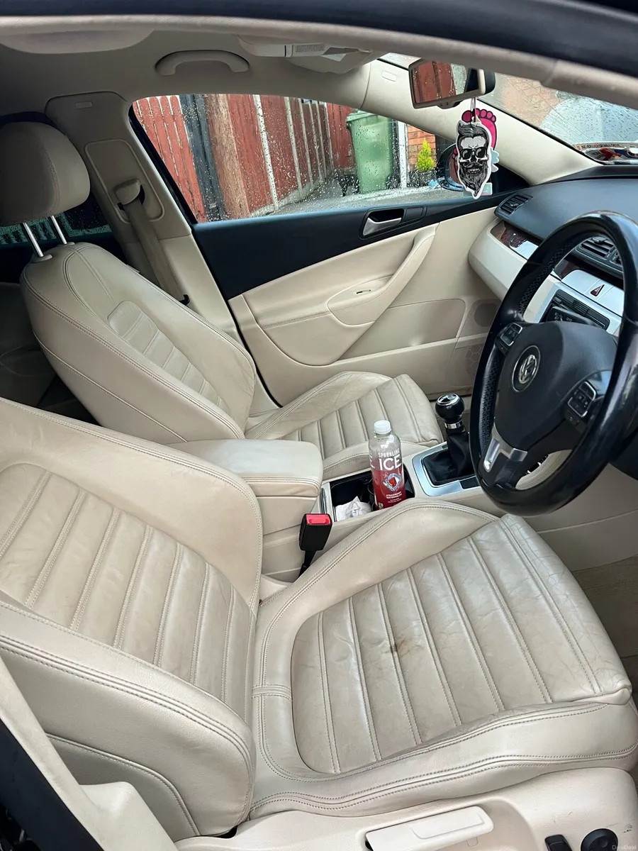Volkswagen Passat - Image 4