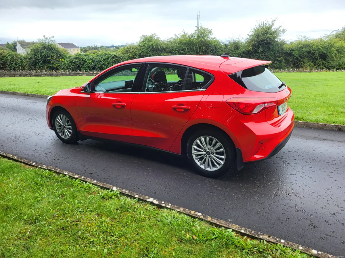 Ford Focus TITANIUM 1.5 DIESEL LOW KMS - Image 4