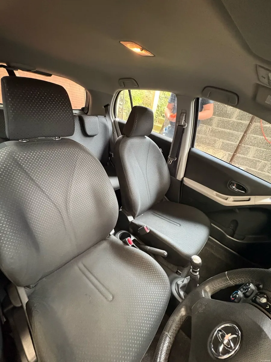 2010 Toyota Yaris - Image 6
