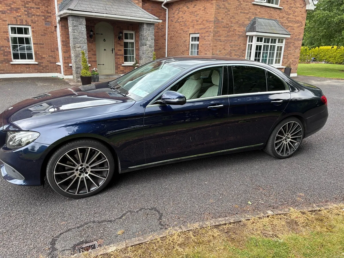 Mercedes-Benz E220d AVANTGARDE 2019 - Image 3