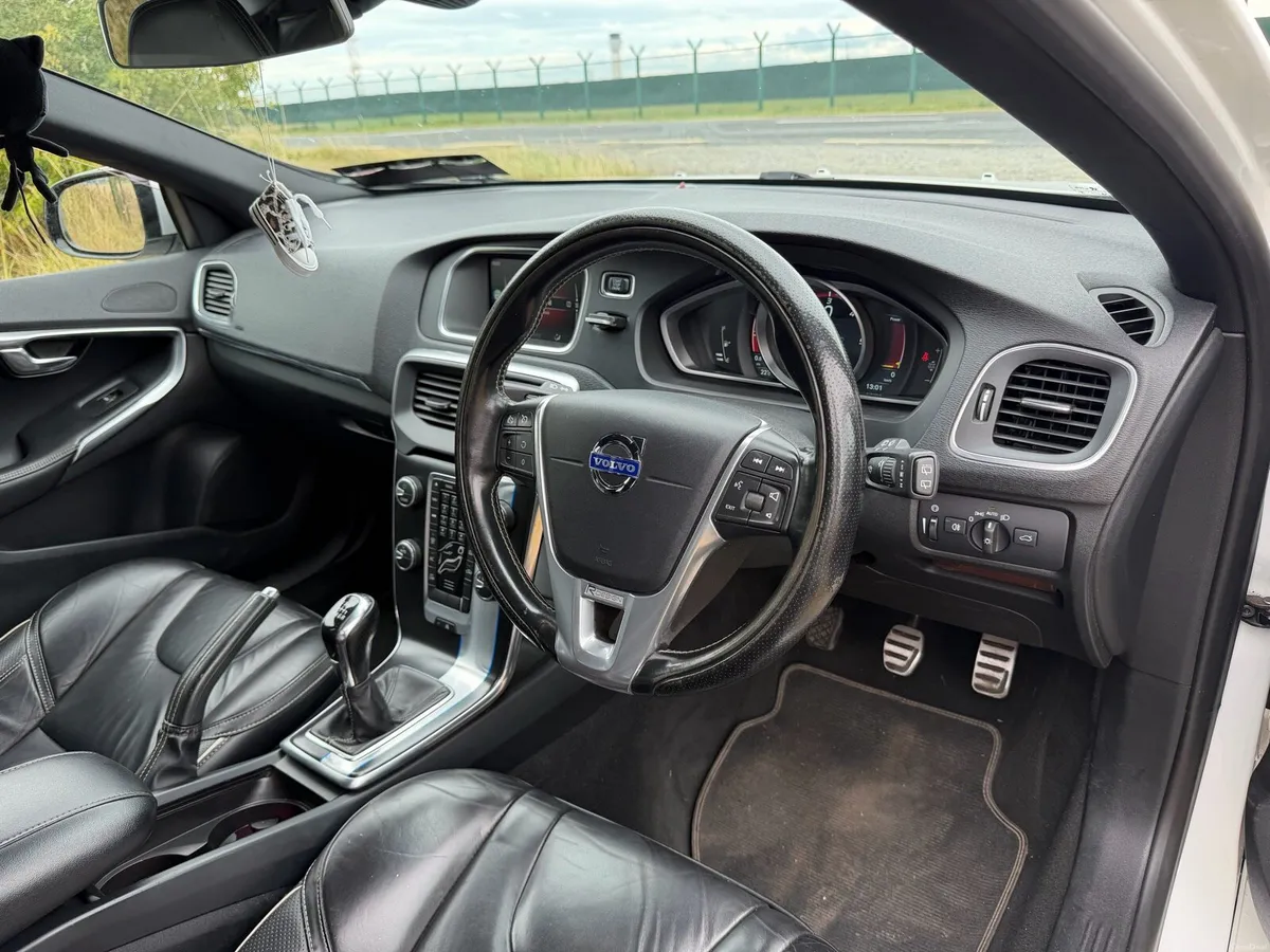 Volvo v40 d4 R-design high spec - Image 5