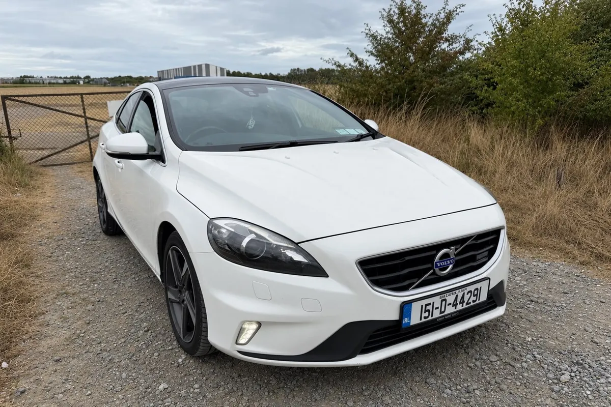 Volvo v40 d4 R-design high spec - Image 1