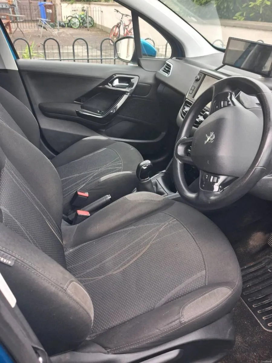 Peugeot 208 - Image 2