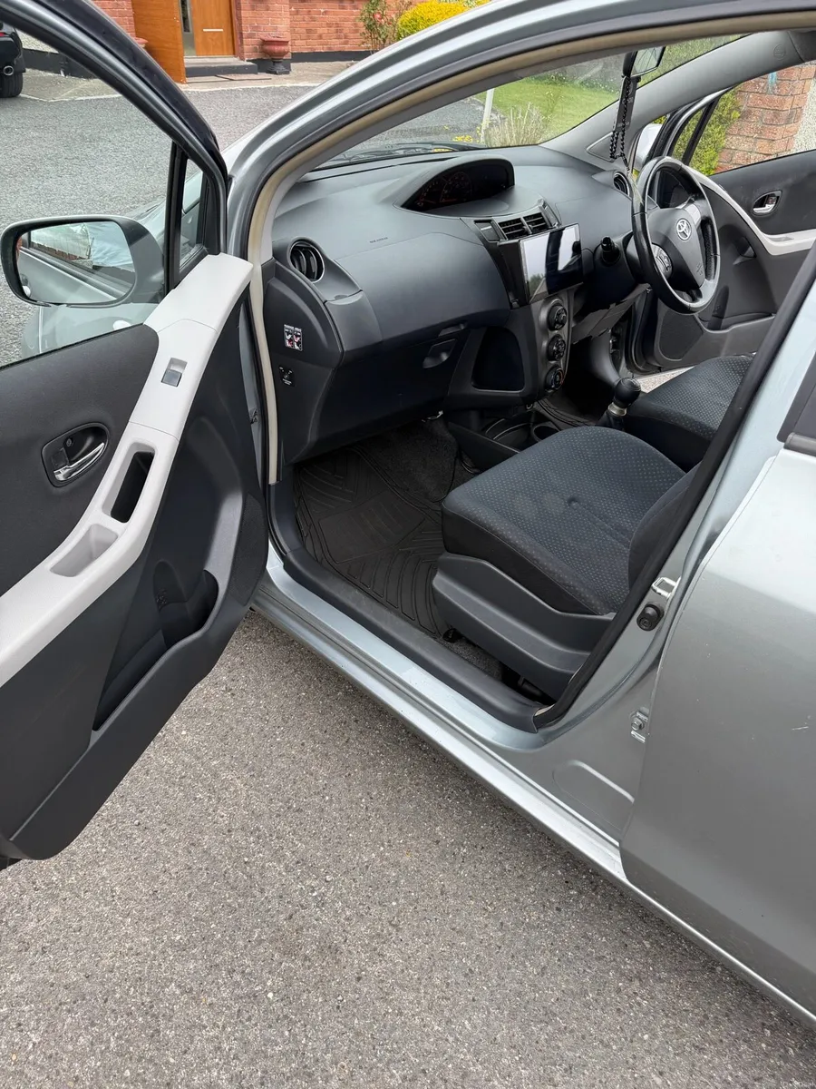 Toyota Yaris 2010 - Image 4