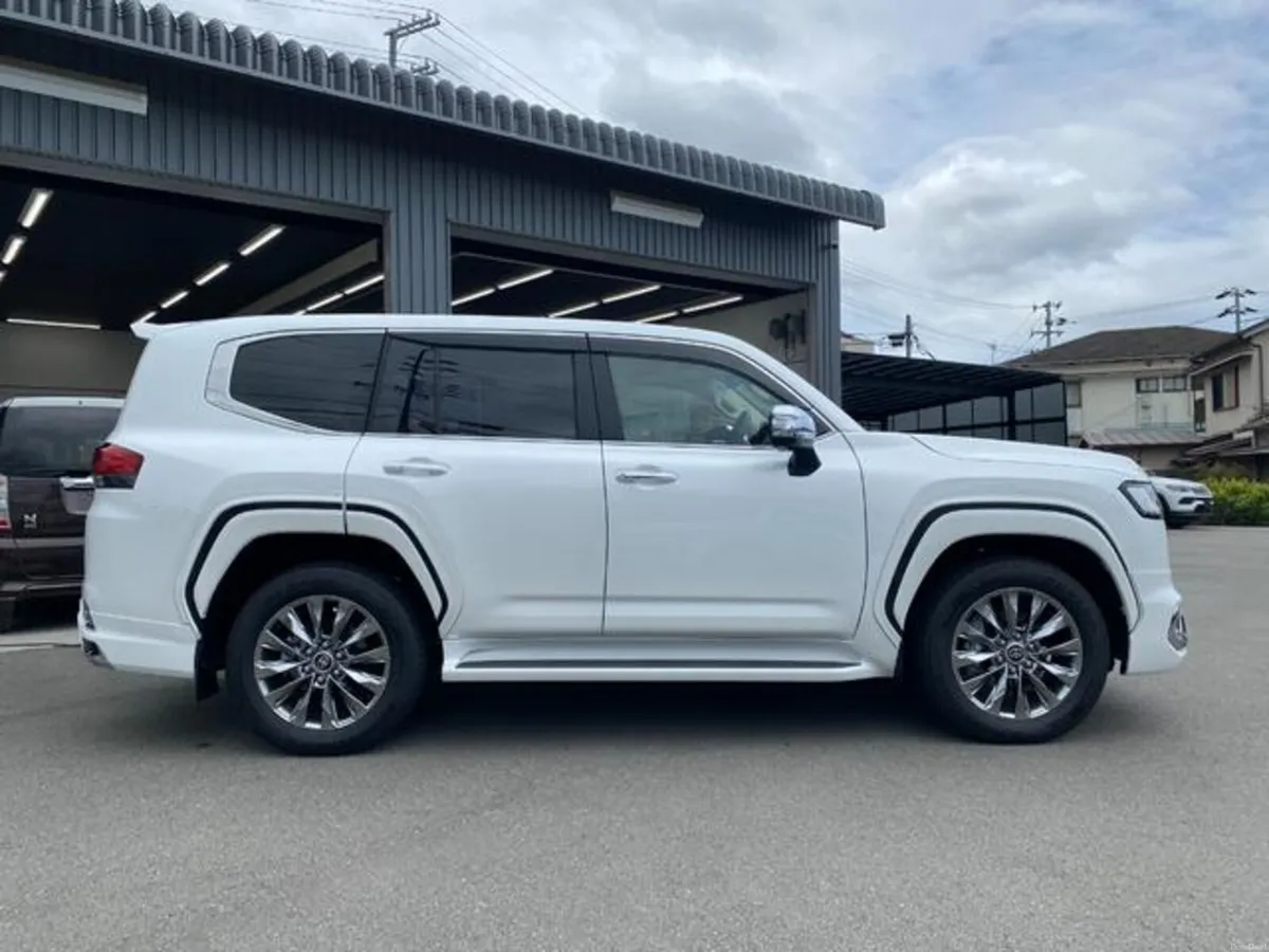 2025 Toyota Landcruiser LC300 Amazon ZX 3.3 Diesel - Image 3