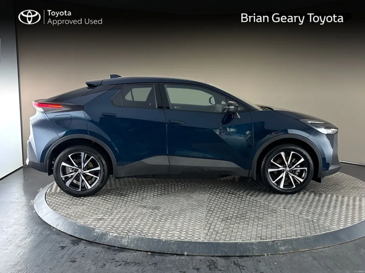 Toyota C-HR Plug in Hybrid SPORT - Image 3