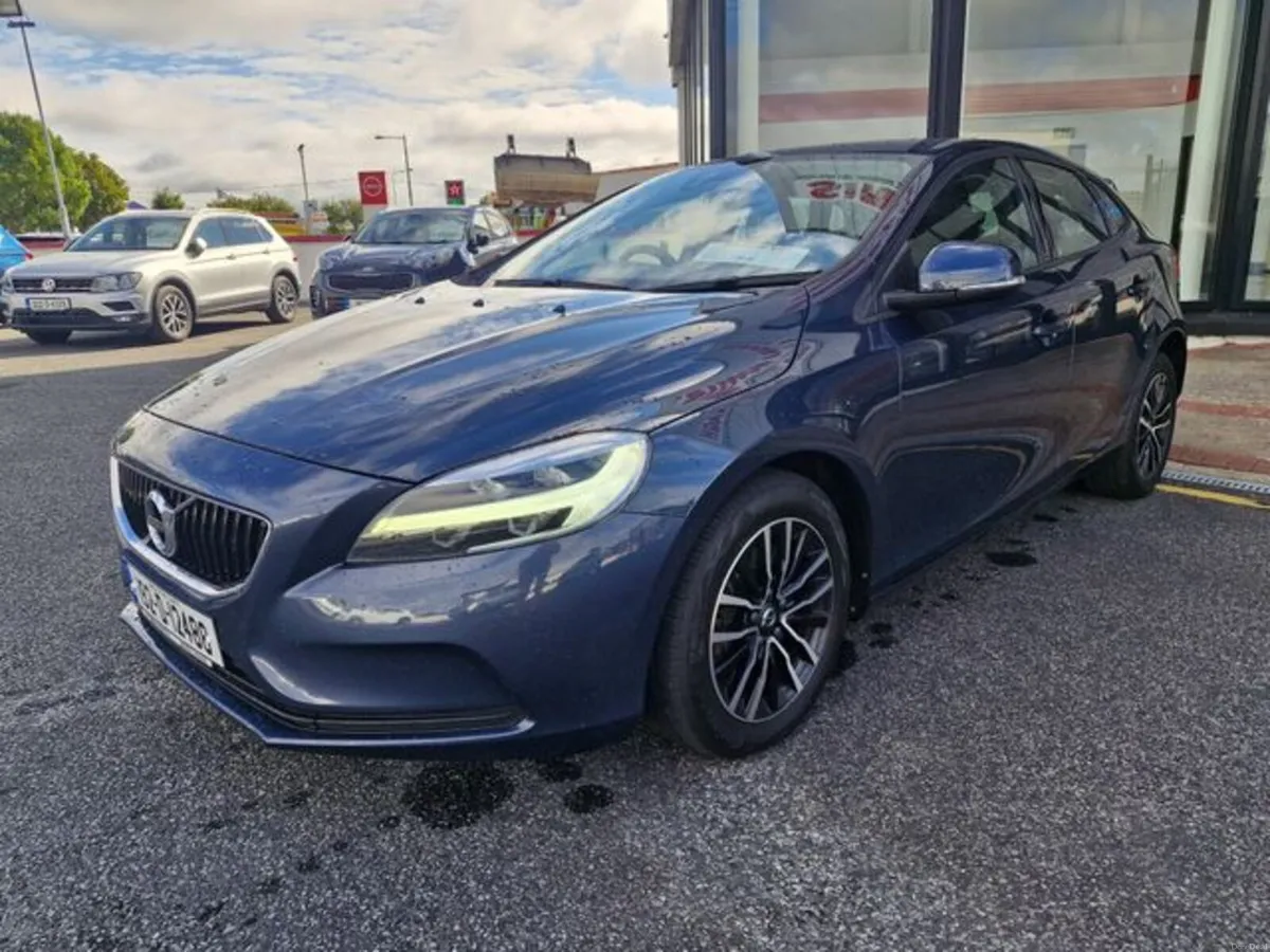 Volvo V40 D3 MOM ED 5DR Auto - Image 2
