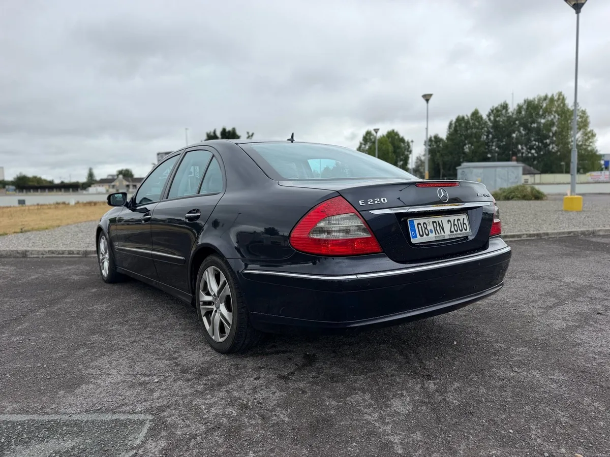 MERCEDES E220 AVANTGARDE AUTOMATIC - Image 4