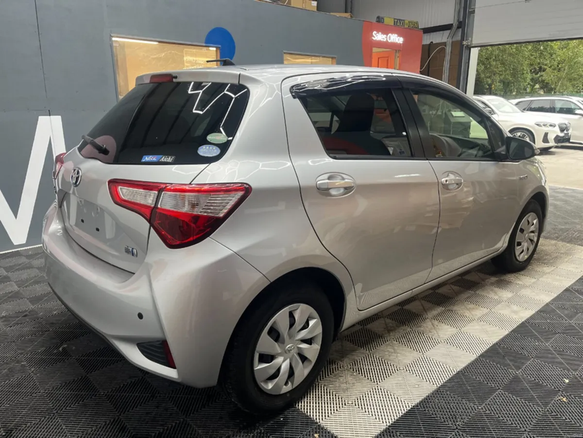 Toyota Vitz 2019 TOYOTA VITZ HYBRID F 89KM 1.5 AUT - Image 3