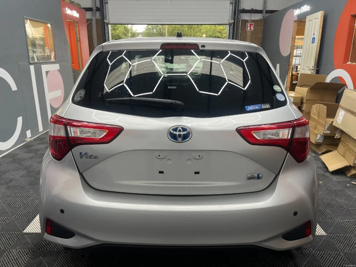 Toyota Vitz 2019 TOYOTA VITZ HYBRID F 89KM 1.5 AUT - Image 4