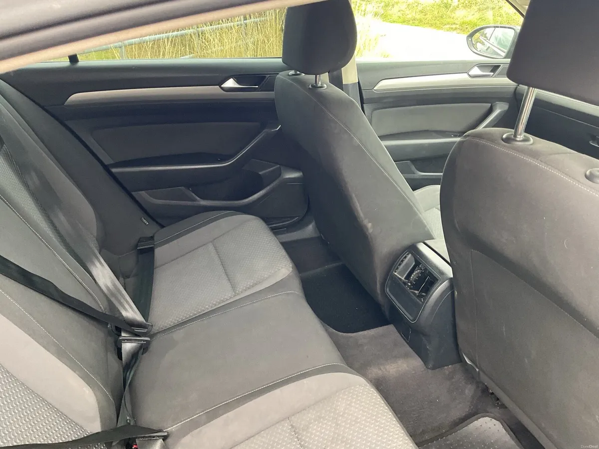 2015 Volkswagen Passat 2.0 L diesel - Image 4
