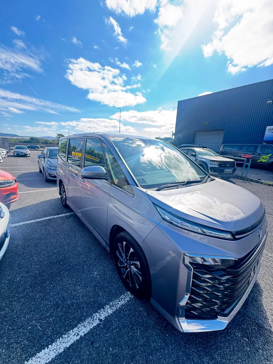 Toyota Voxy 7 Seater hybrid - Image 5