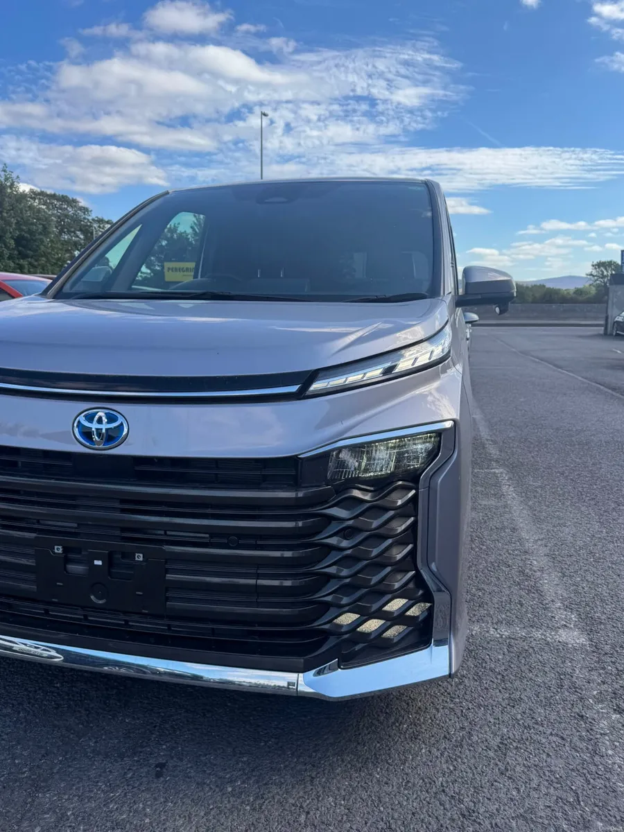 Toyota Voxy 7 Seater hybrid - Image 4