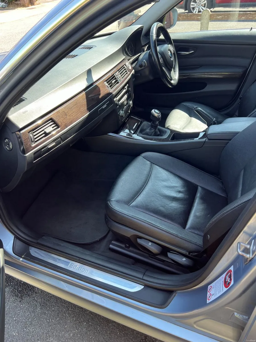 BMW 3-Series 2011 318 Exclusive Edition Touring - Image 4