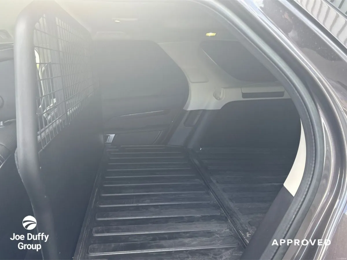 Land Rover Discovery 3.0D D300 HSE - Image 5
