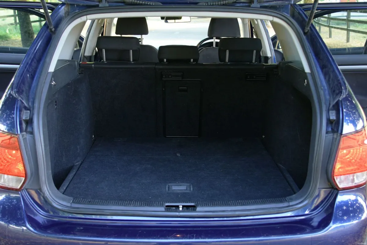 1.4L Automatic Volkswagen Golf Estate - Low km's - Image 6