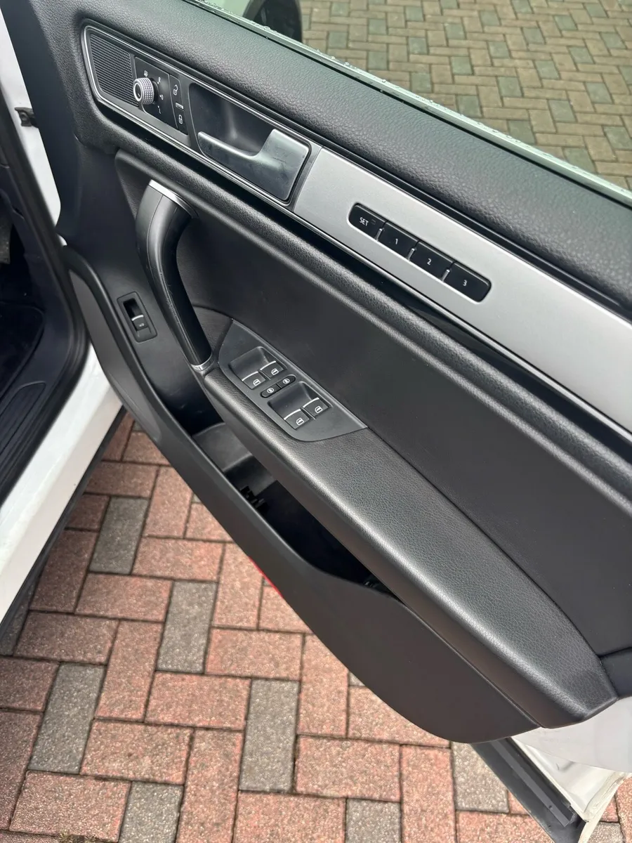 Vw Touareg 2016 crew cab 5 seats - Image 5