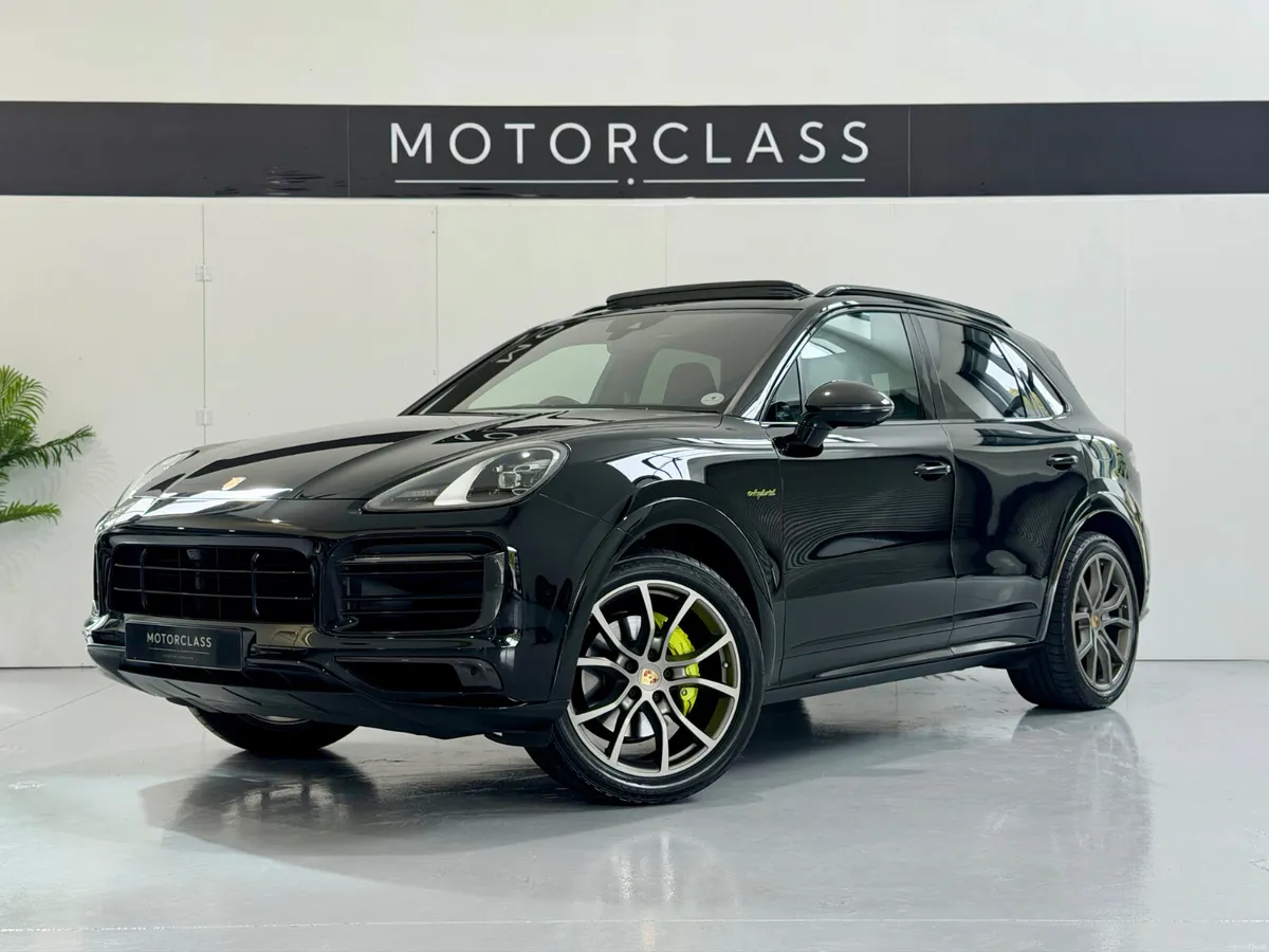 2023 Porsche Cayenne 3.0 E-Hybrid Platinum Edition - Image 4