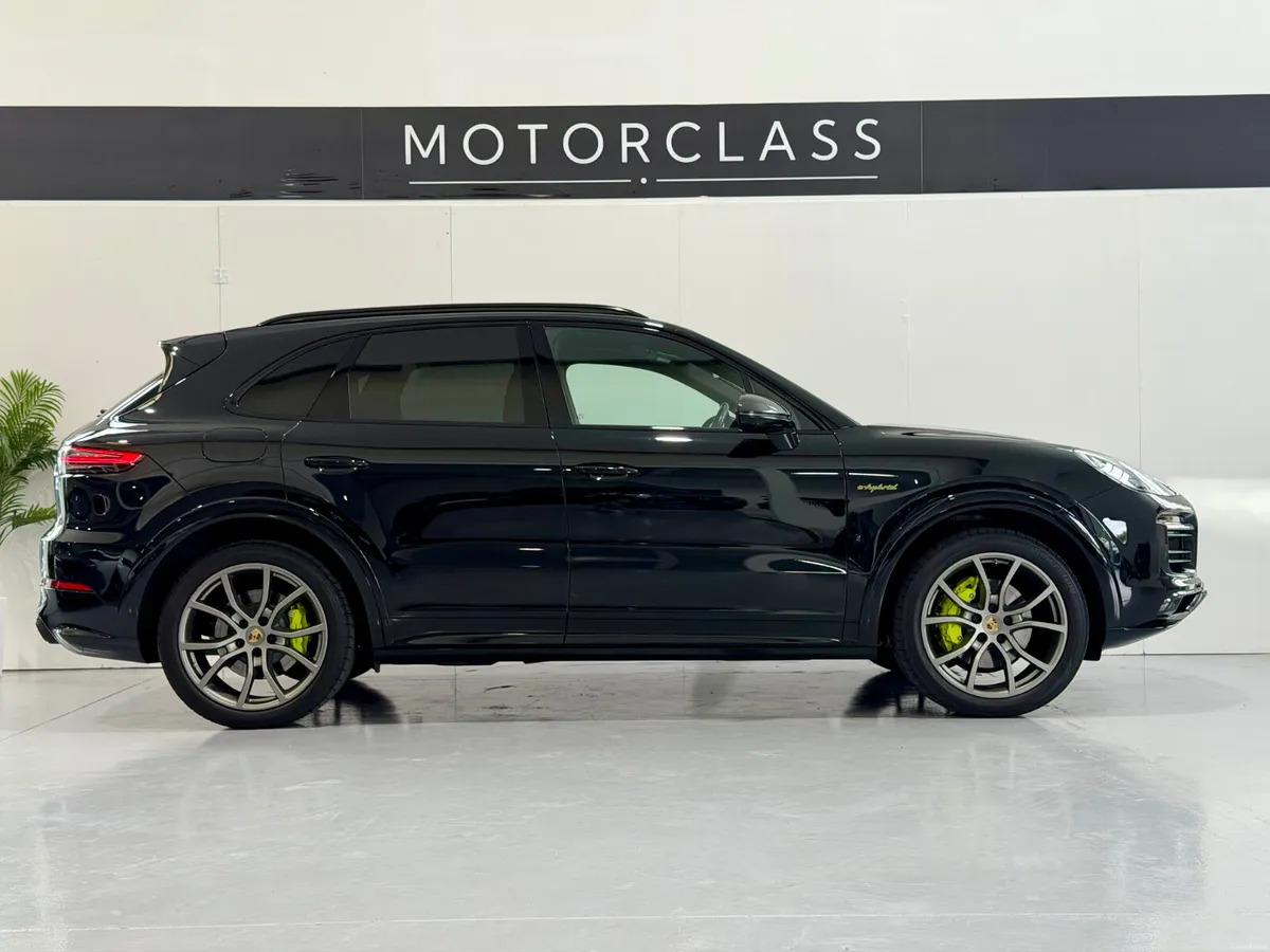 2023 Porsche Cayenne 3.0 E-Hybrid Platinum Edition - Image 6