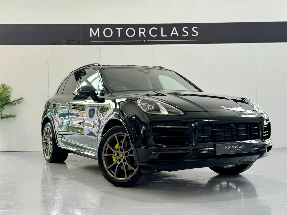 2023 Porsche Cayenne 3.0 E-Hybrid Platinum Edition - Image 1
