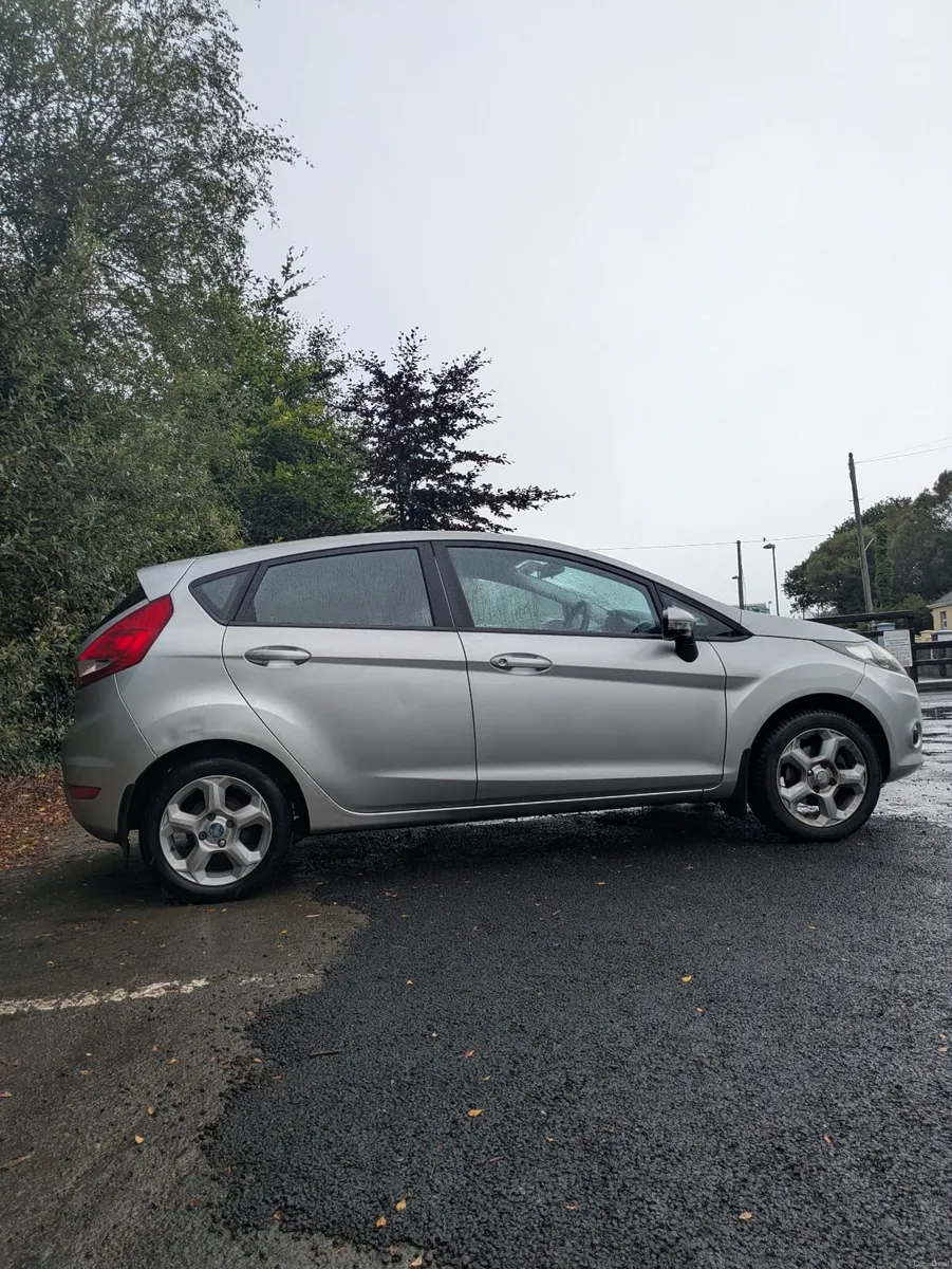 Ford Fiesta 2010 - Image 2