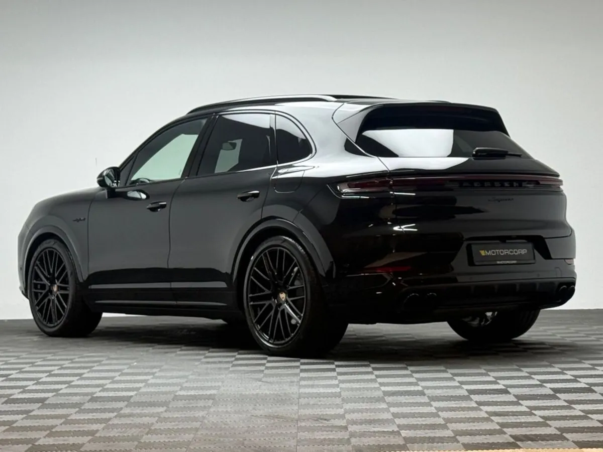Porsche Cayenne BLACK EDITION V6 E-HYBRID - Image 5