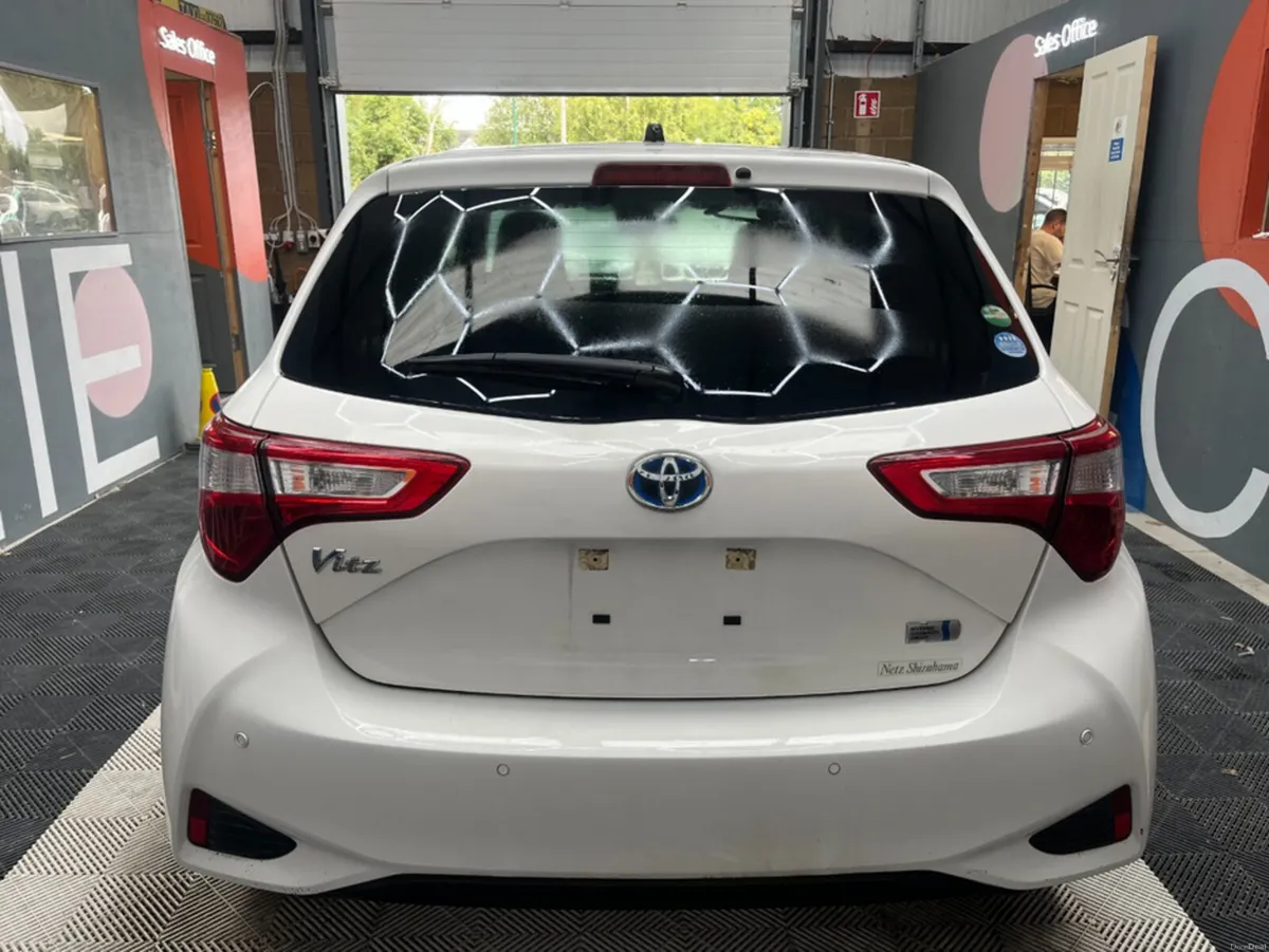 Toyota Vitz 2019 TOYOTA VITZ 5D HYBRID F 82KM 1.5 - Image 3