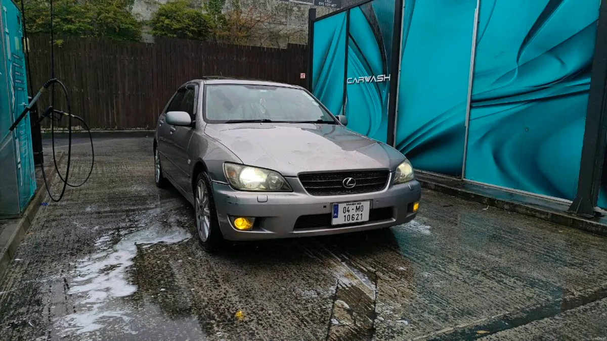 Lexus IS200 LE - Image 1