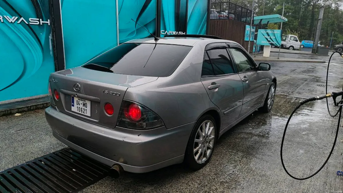 Lexus IS200 LE - Image 5