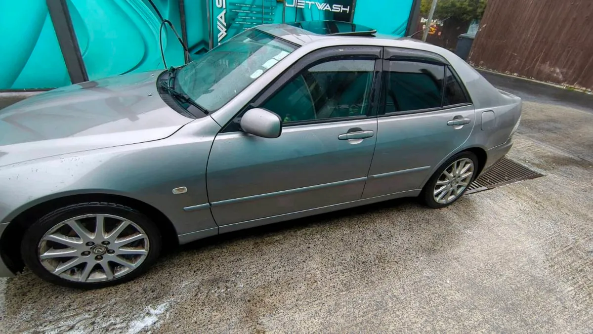 Lexus IS200 LE - Image 3