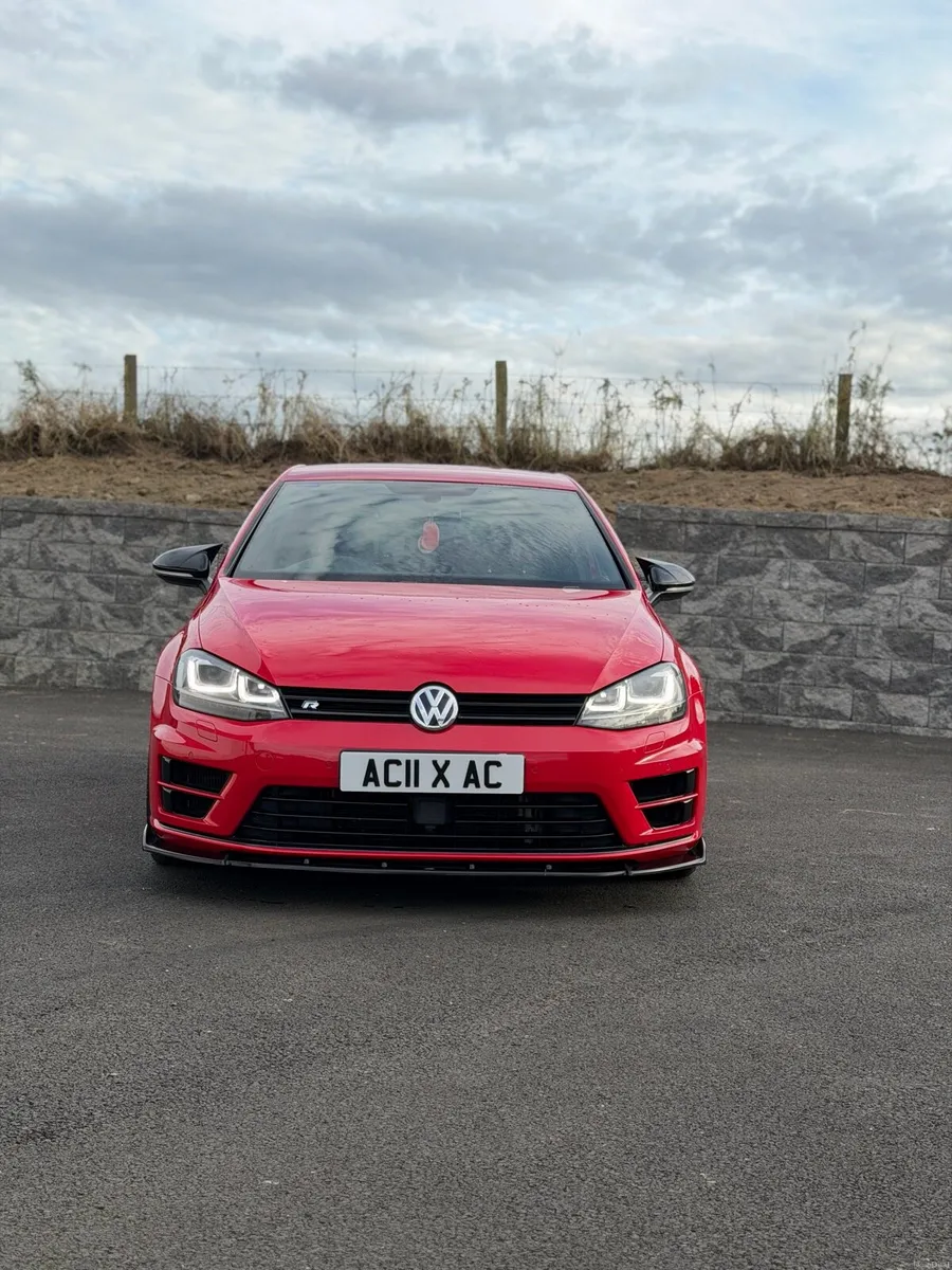 2015 Volkswagen Golf R - Image 2
