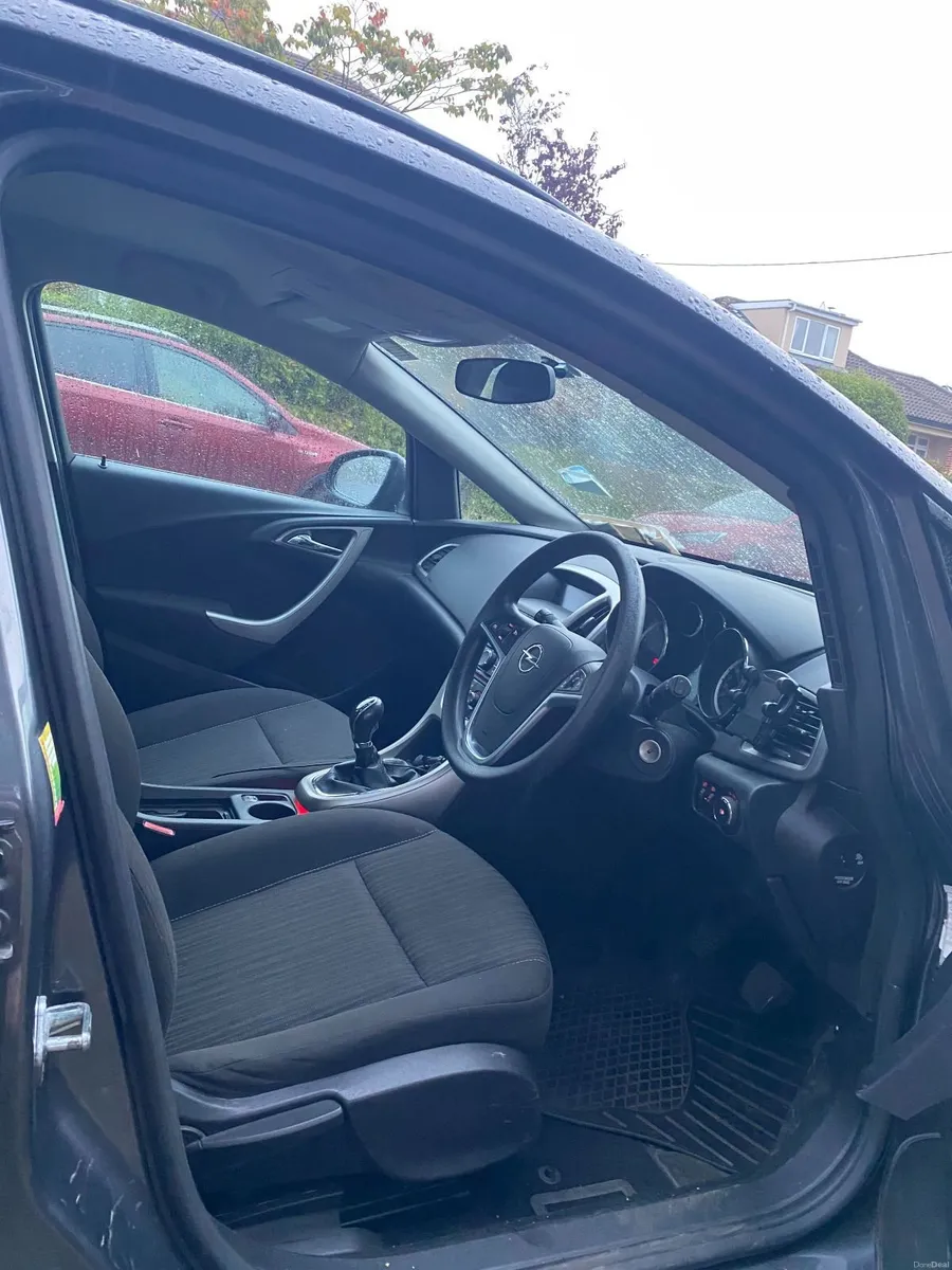 Opel Astra 2011 - Image 2