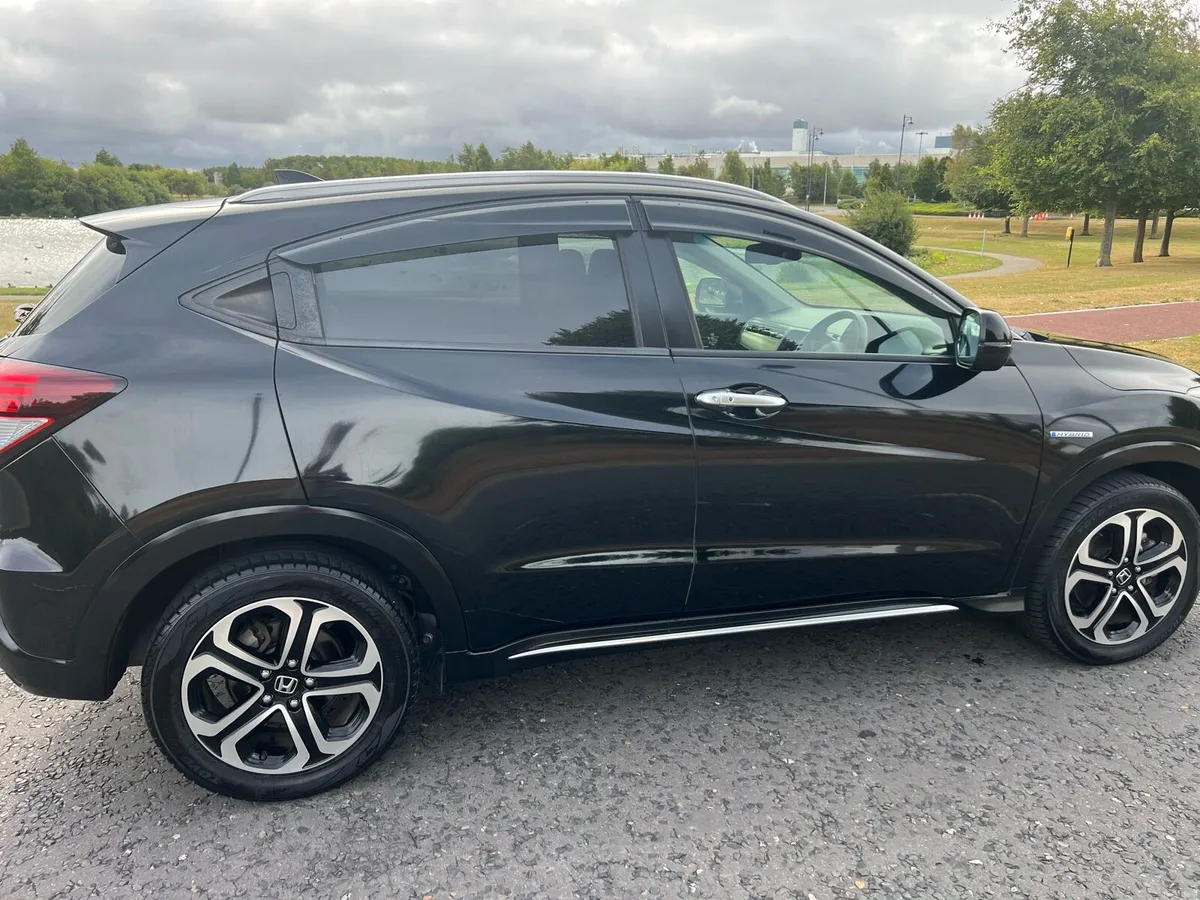 HONDA VEZEL 1.5 AUTOMATIC 2017 Z SENSING HIGH SPEC - Image 4