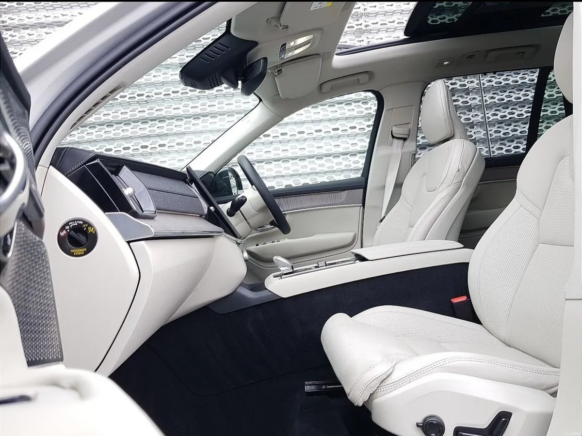 Volvo XC90 T8 PHEV AWD ULTRA DARK THEME - Image 5