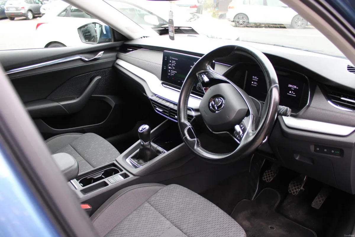2.0L OCTAVIA STYLE - 5DR HATCHBACK - SERV HISTORY - Image 6