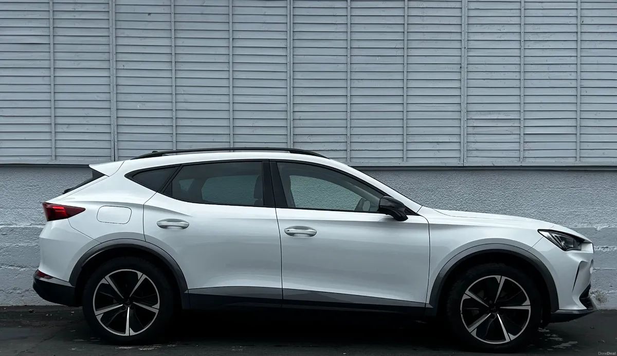 V1 PHEV S-A DSG / HALF-LEATHER / ONE OWNER - Image 2