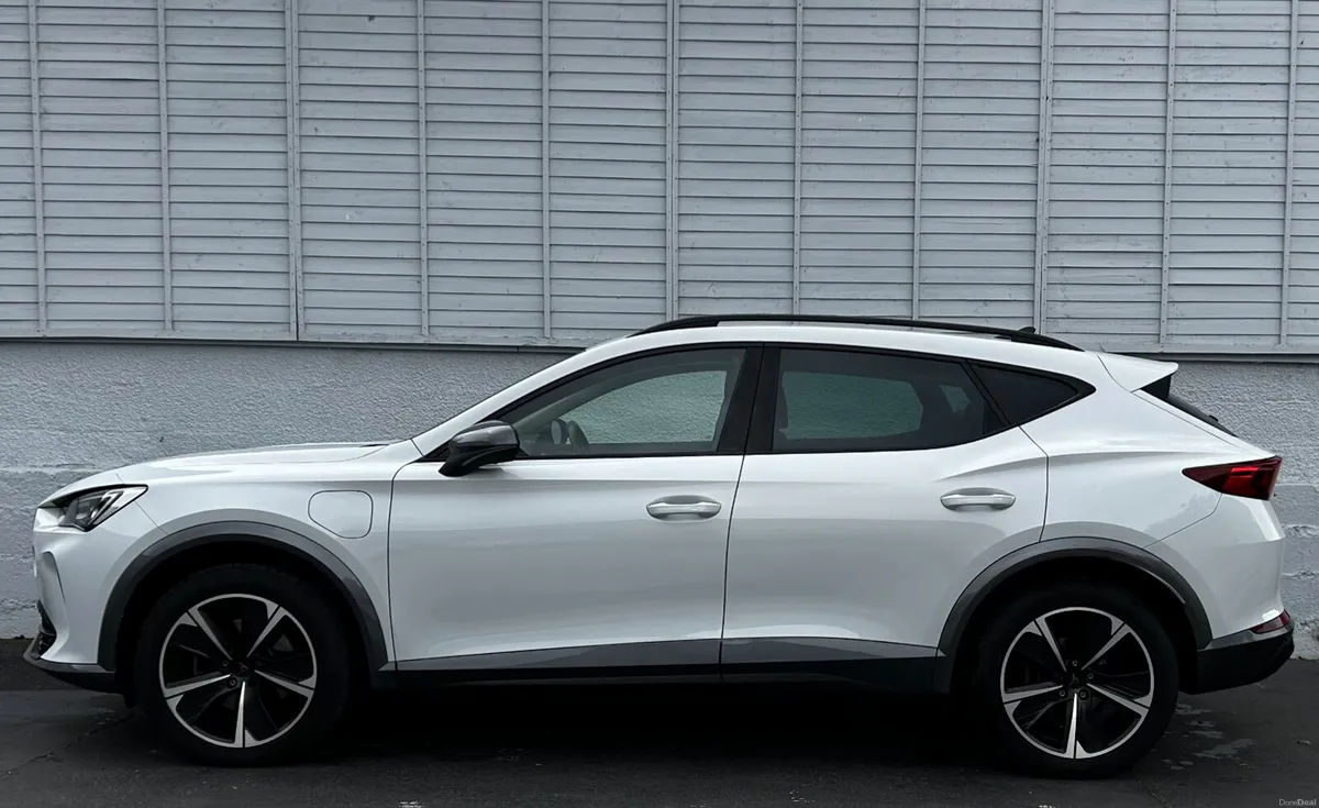 V1 PHEV S-A DSG / HALF-LEATHER / ONE OWNER - Image 5