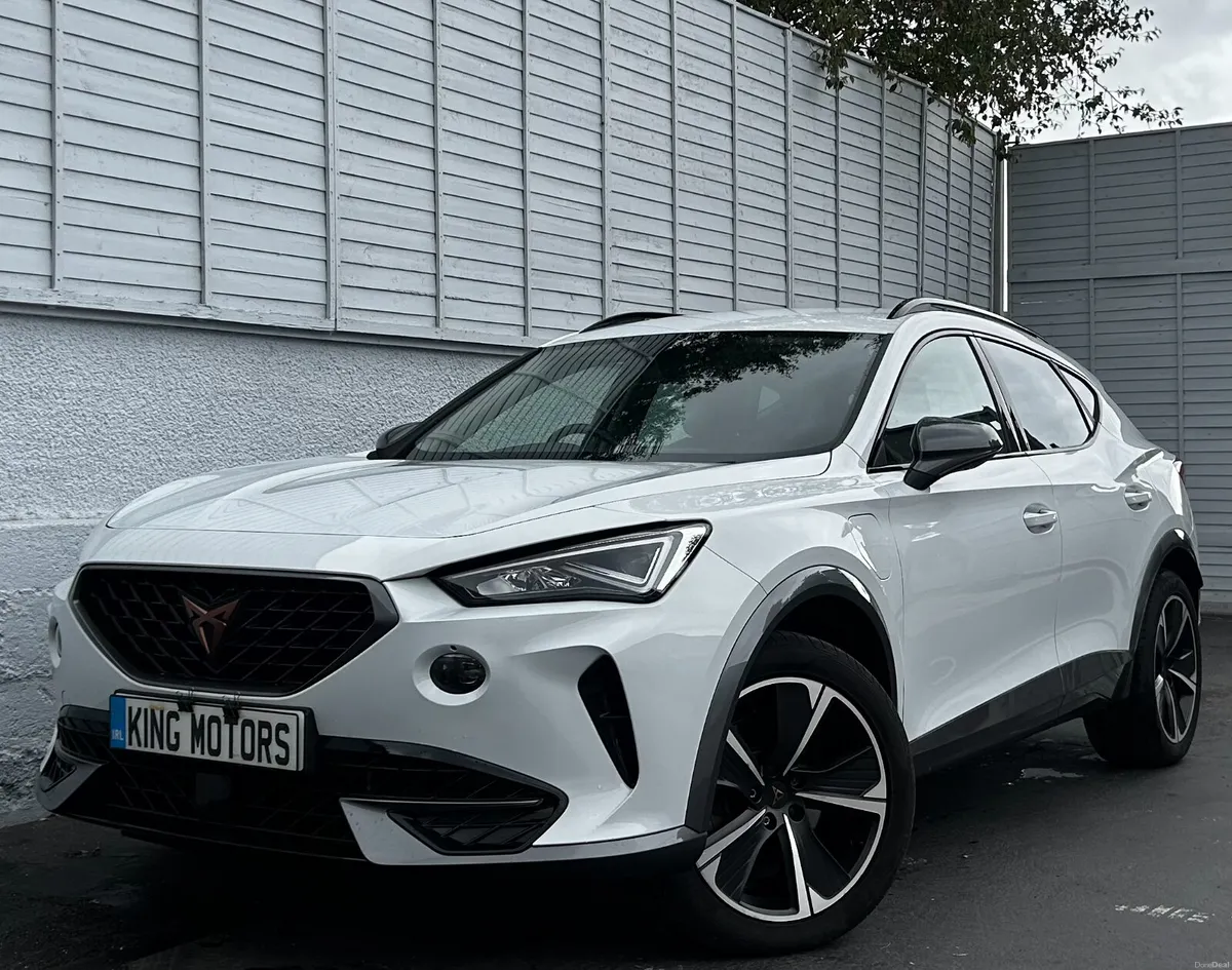 V1 PHEV S-A DSG / HALF-LEATHER / ONE OWNER - Image 4