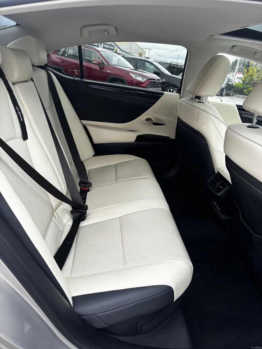 222 Lexus ES 300H Executive - Image 3