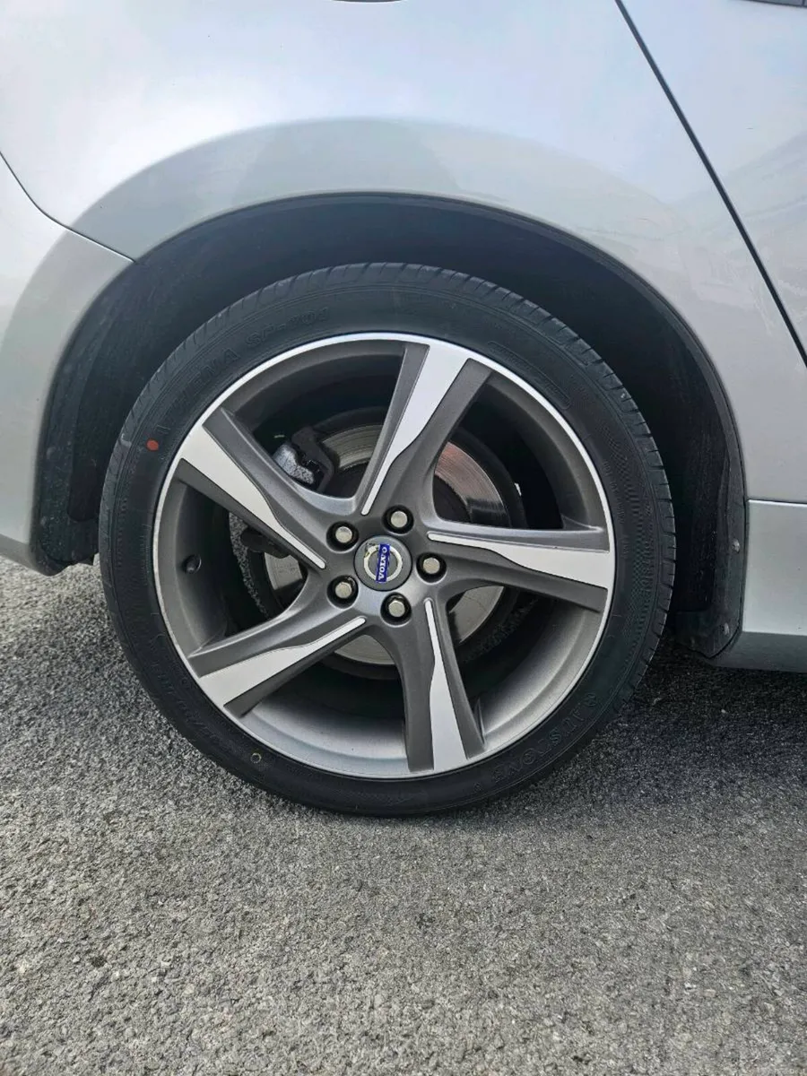 Volvo v60 - Image 2