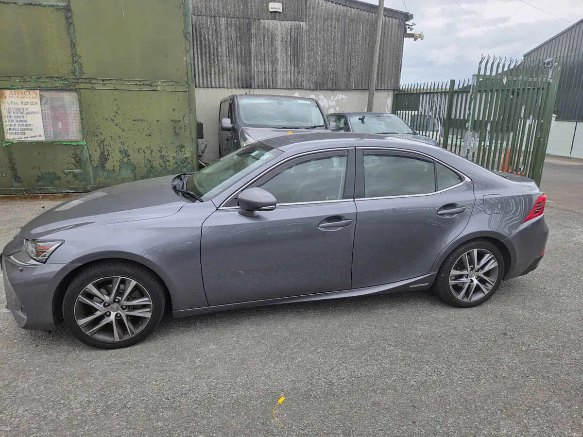 Lexus IS 300h Sport 2018 - Image 4