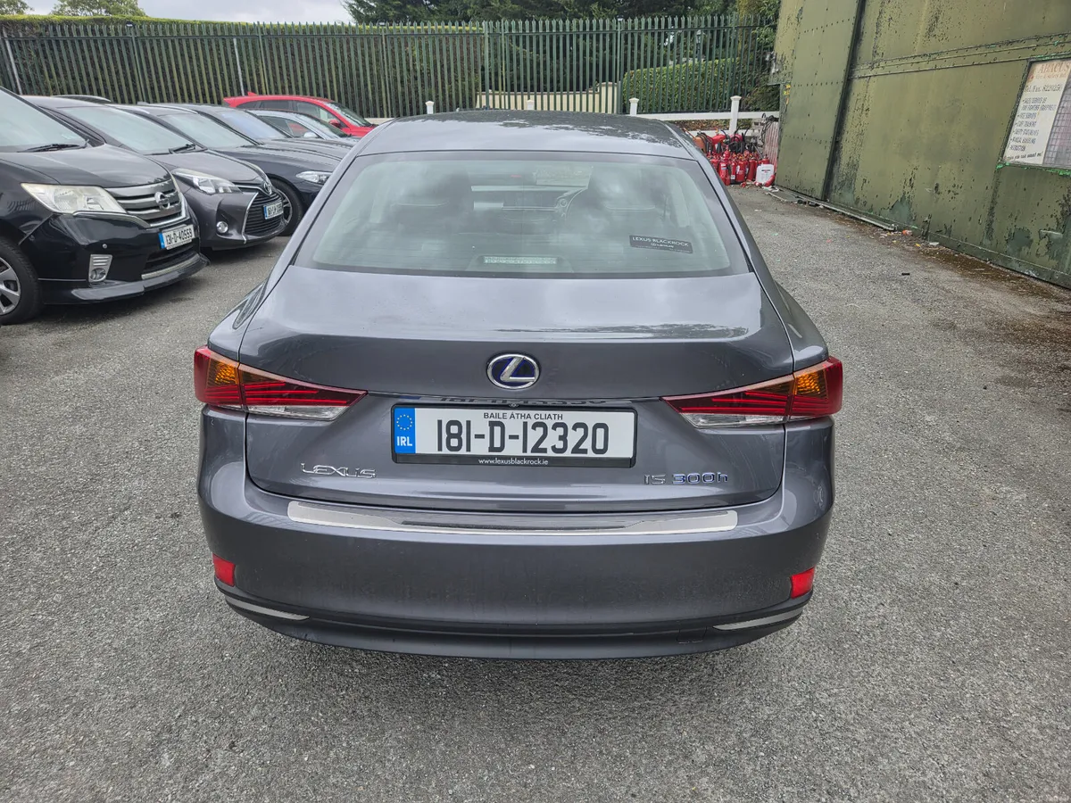 Lexus IS 300h Sport 2018 - Image 6