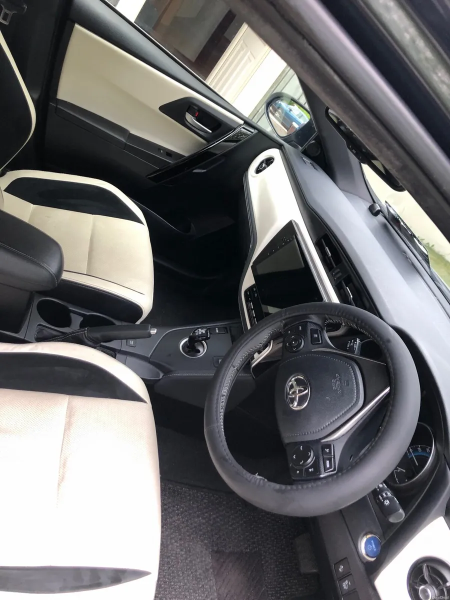 Toyota Auris - Hybrid - 2016 - Automatic 1.8 ltr - Image 2