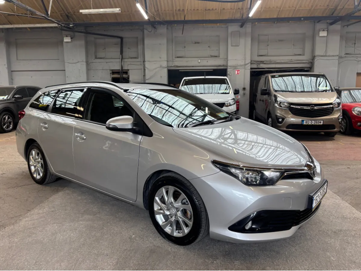 Toyota Auris 1.4 D-4D AURA TS 4DR - Image 1