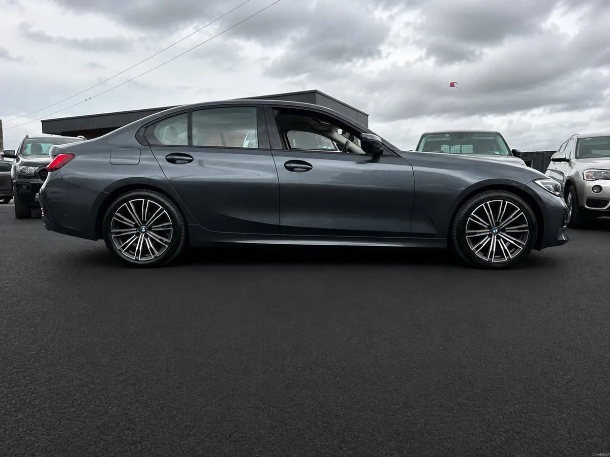 BMW 3-Series 2019 - Image 2