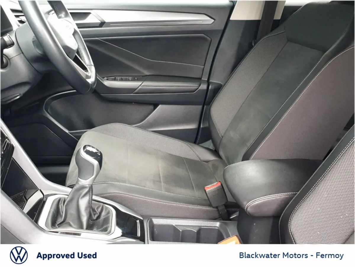 Volkswagen T-Roc 2.0TDI 116BHP STYLE WITH REAR VIE - Image 4