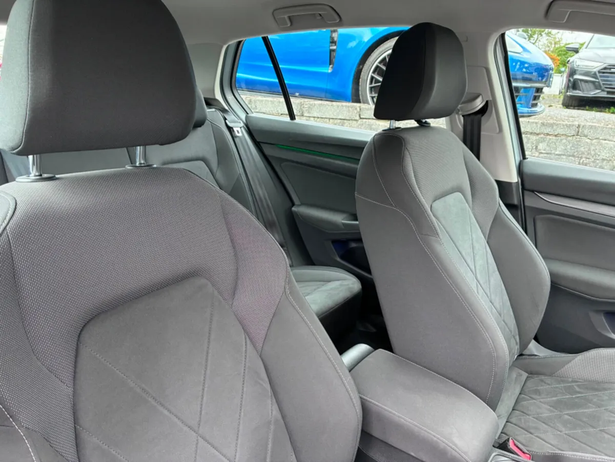 Volkswagen Golf STYLE 2.0 TDI 115 BHP (CAMERA) - Image 5