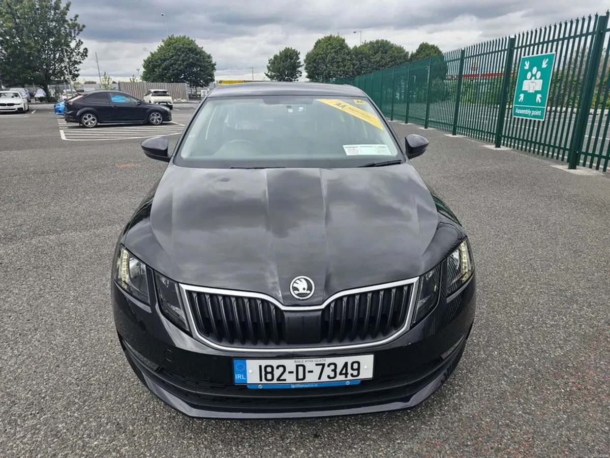 Skoda Octavia AMBITION MODEL, LOW MILEAGE, FULL SE - Image 3