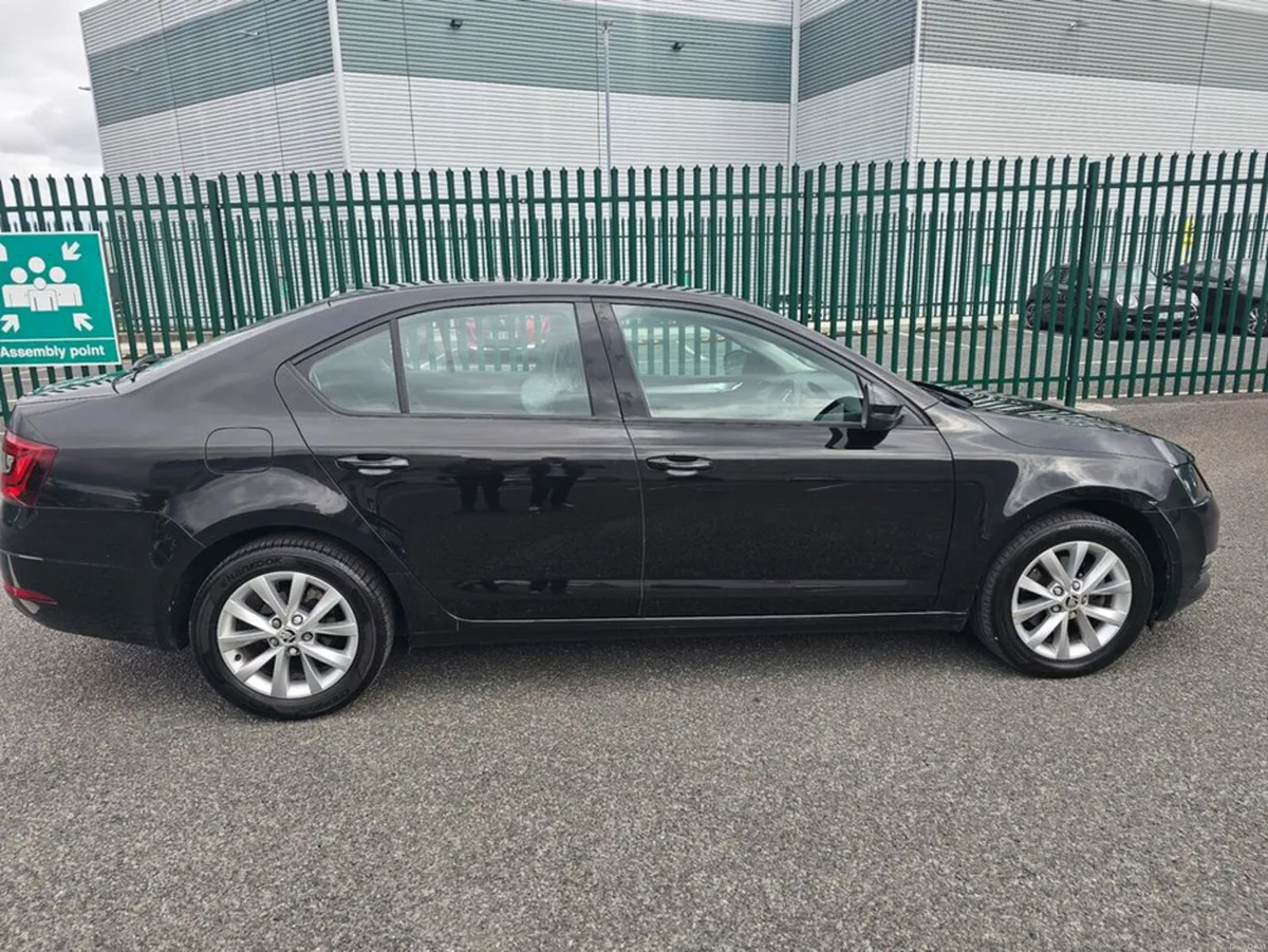 Skoda Octavia AMBITION MODEL, LOW MILEAGE, FULL SE - Image 5