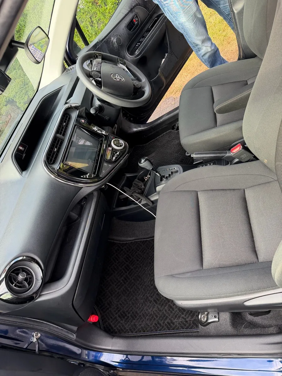 Toyota Aqua Hybrid keyless - Image 6